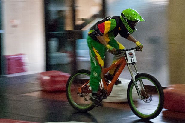 Велосипедистите фучаха по коридорите с бясна скорост