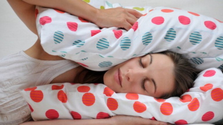 10. Не „прелиствайте“ деня си в леглото
Когато не можем да заспим, често причината за това може да са нашите мисли.
Вместо да преминавате през ситуации или проблеми в съзнанието си, след като вече светлините са угаснали, опитайте се да сте приключили с това начинание много по-рано.
Добра възможност да премислите всичко случило се през деня, както и това, което ще ви предстои по време на следващия ден, е докато вечеряте или пък докато приготвяте здравословна храна за следващия ден.