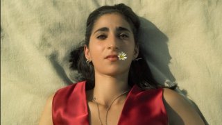 Смъртта на Найроби от култовия испански сериал "Casa de papel", преведен на английски като "Money Heist", беше едновременно очаквана, но и удар под кръста. Найроби беше сред най-светлите образи в сериала и след като се простихме с Moscow, който също беше слънчице, може би трябваше да се подготвим и че Найроби ще си тръгне от шоуто. Е, въпреки нейната смърт чакаме с нетърпение пети сезон на сериала, за да видим как останалите от бандата ще се измъкнат от банката и дали накрая професорът и Ракел ще изживеят своя щастлив край.