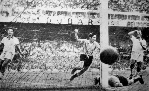 1950 г. Финал Уругвай - Бразилия (2:1).
Това е момент, след който идват поне 70 самоубийства в Бразилия. Поне за толкова се знае. Уругваецът Алсидес Гиджиа бележи във вратата на домакините пред 200 000 (поне) на "Маракана" и носи световната титла на Уругвай.
