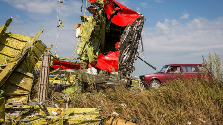 Според доклада на Холандския борд за безопасност MH17 се е разцепил във въздуха, вероятно в резултат на поражения на структурата, причинени от "голям брой високоенергийни обекти, които са проникнали в самолета от отвън"