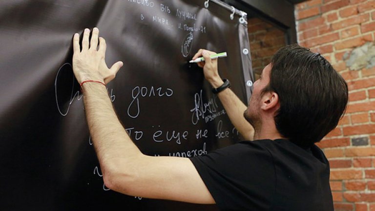 Бившият капитан на националите написа пожелание на руски език.