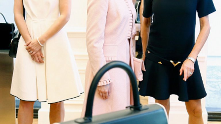 Брижит Макрон заложи на френски стил от Louis Vuitton