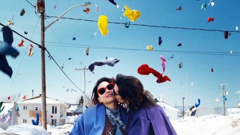 Лорънс както и да е/Laurence Anyways (2012)
Един от най-интересните неща за кинематографията при режисьора Ксавие Долан е фокусът. Докато вниманието е съсредоточено върху актьорите и диалога, камерата сякаш се мотае около тях. Създава се усещането, че всичко е оставено на случайността. 
Обвързаността на Долан с ЛГБТ проблематиката го кара да комбинира бодрост и емоционална интимност.