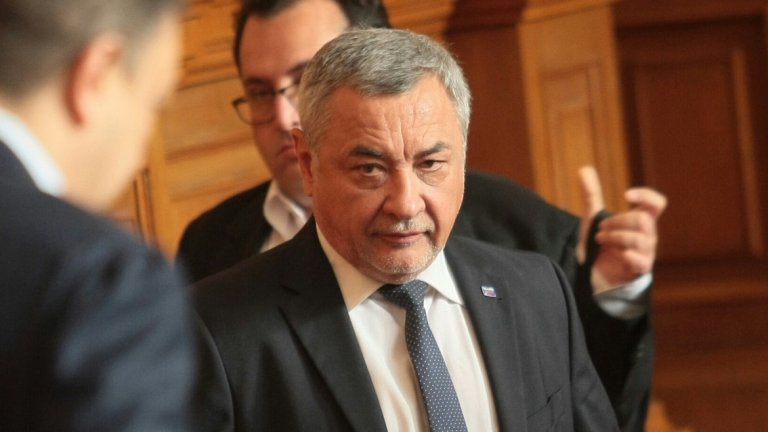 Що се отнася до политическия елит, скандалът с изказването на Валери Симеонов от миналата година беше приключен на 16 ноември 2018 г. - денят, в който той си подаде оставката като вицепремиер. Това беше неговото наказание и "поета политическа отговорност". Втора оставката за същото е малко вероятна.