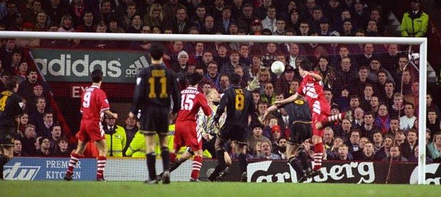 Ливърпул - Манчестър Юнайтед, 1993 г.Епичен мач, последният велик такъв между двата отбора. Гостите поведоха с 3:0 на "Анфийлд" само за 19 минути и погледнаха към рекордната си победа с 4:1 на този стадион. Но Ливърпул се вдигна и вкара също три - 3:3. Нийл Ръдък рискува здравето и главата си, за да изравни в края. Сър Алекс бе бесен на изпусната победа, но мачът остава едно от бижутата на Висшата лига, а и е рядкост това свирепо дерби да предложи такъв футбол и сценарий.
