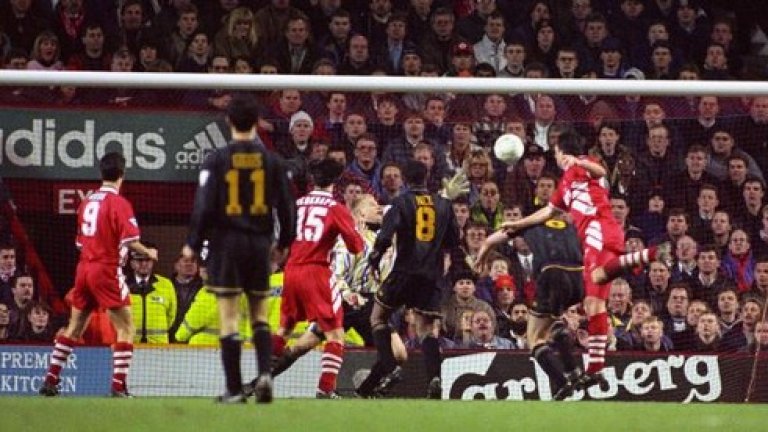 1994 г., Ливърпул - Юнайтед 3:3. Гостите поведоха с 3:0 до 25-ата минута, а и бяха в серия от 17 мача без загуба. Шокираният "Анфийлд" ревна след два гола на Найджъл Клъф до края на първото полувреме.
В 79-ата минута ревът стана грохот, когато Нийл Ръдък (на снимката най-вдясно) заби с глава изравнителния гол. Мачът е една от класиките на Висшата лига.