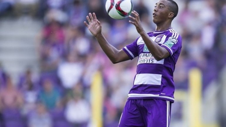 3. Юри Тилеманс (Андерлехт).
Белгия има талант, нали?
На 18 години Тилеманс е изиграл 80 мача за Андерлехт, и ако това не е впечатляващо, кое може да ви изуми!? Халф, който подава и дриблира добре, не губи хладнокръвие преди последния пас, вкарва, стреля отдалеч, не се пести във физическата и дефанзивна части на играта. Един от големите таланти на Европа. Белгия потрива ръце - още дори не е дебютирал за първия тим, където е пълно с добри играчи.