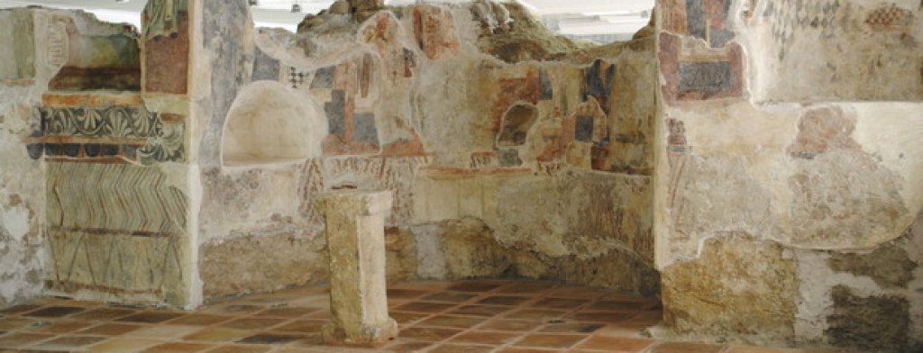 Това е олтарът, чиято вътрешна стена винаги е кръгла. Твърди се, че при разкопките са намерени над 50 скелета.