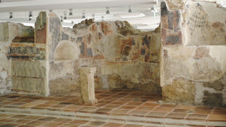 Това е олтарът, чиято вътрешна стена винаги е кръгла. Твърди се, че при разкопките са намерени над 50 скелета.