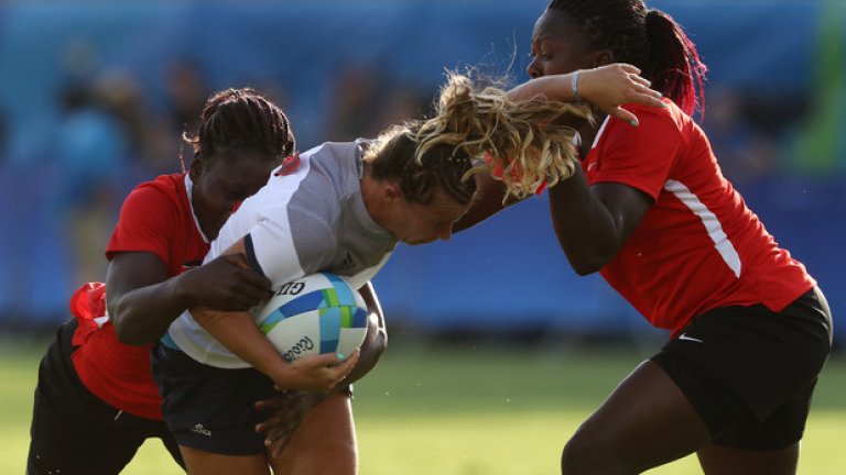 Две кенийски ръгбистки са притиснали французойка във вчерашния ръгби мач между Кения и Франция