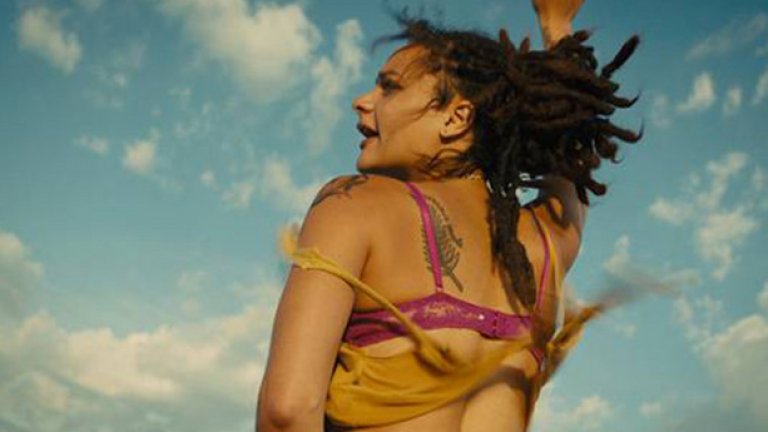 American Honey
Британската режисьорка Андреа Арнолд вече беше наградена в Кан за двe от предишните си ленти, Red Road и Fish Tank. Най-новият й филм проследява група хора, пътуващи из Америка, продаващи списания и замесващи се във всякакъв тип лудории и проблеми. В една от главните роли е особнякът Шая Лебьоф.