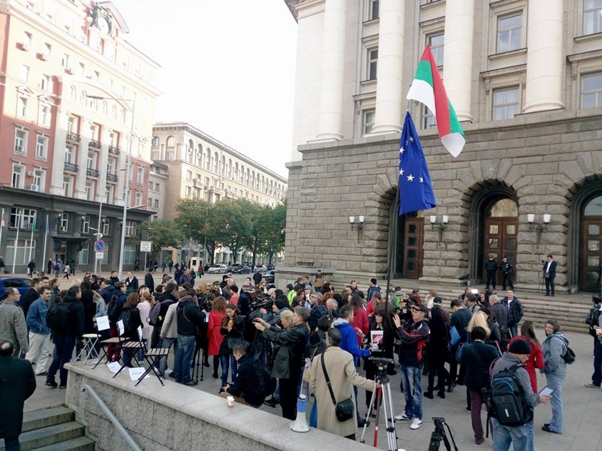 Много журналисти се събраха на протест пред МС