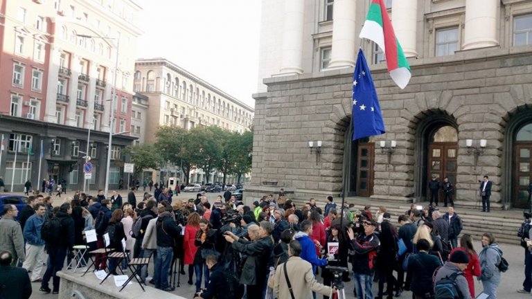 Много журналисти се събраха на протест пред МС