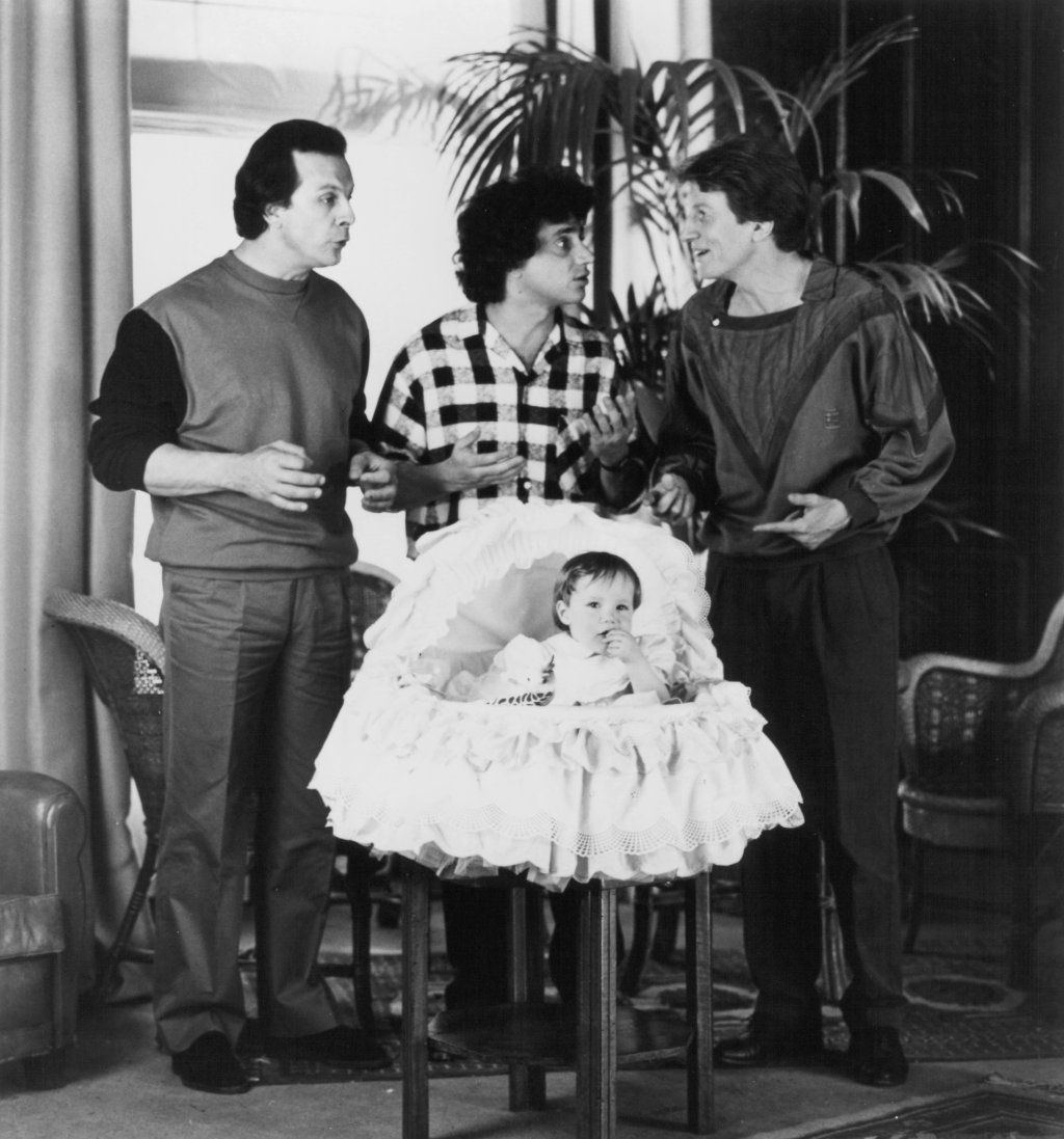 3 Hommes et un Couffin
Френската комедия от 1985 година разказва за трима млади мъже – Жак, Пиер и Мишел, който споделят апартамент в Париж. Те имат безбройни гаджета и се отдават нонстоп на купон. Те дори са подписали споразумение н