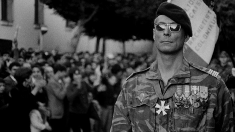 "Битката за Алжир" (The Battle for Algiers)
Филмът на режисьора Джило Понтекорво от 1966 година всъщност представлява военна драма за Френско-Алжирската война. Стилът на лентата е реалистичен и напомня документално кино. Сюжетът проследява въоръжения конфликт на алжирските бунтовнически сили срещу френските колониалисти. По тази причина разкрива тактики от партизанската война, както и бруталното насилие, използвано и от двете сили. Не е тайна, че групировки като ИРА са се вдъхновявали от радикализма на филма...