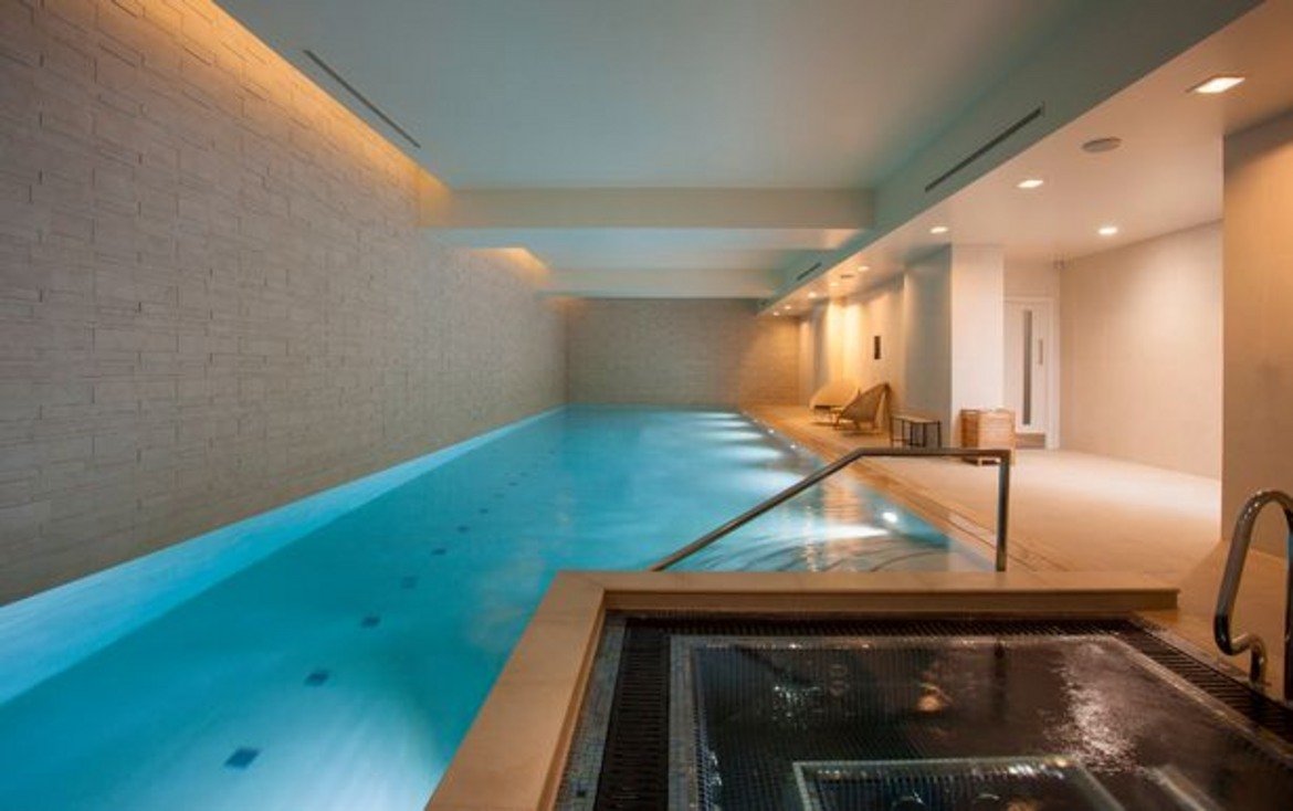 Луксозните апартаменти дават достъп и до плувен басейн.