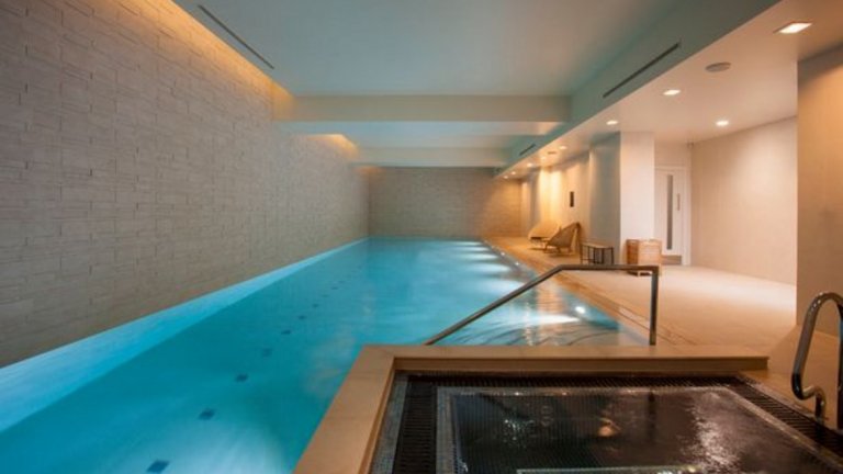 Луксозните апартаменти дават достъп и до плувен басейн.