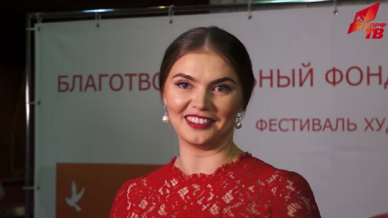 Широката кройка на роклята на Алина Кабаева отново възбуди слуховете за бременността й (галерия)