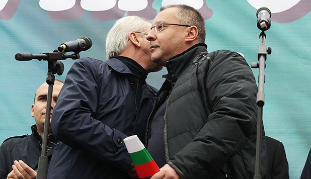 Целувката на Местан и Станишев, която трябваше да остане в историята като акт на извинение на БСП към ДПС за Възродителния процес
