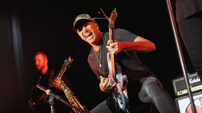 10. Том Морело (Rage Against The Machine) и падането на задръжките
Rage Against The Machine са банда синоним на бунта, а звученето им нямаше да е така запомнящо се, ако Том Морело не беше зад китарата. Но в професионалната кариера на Морело има и занимание, което е бунт срещу дрехите. За кратко той е бил стриптизьор. След като се е дипломирал (от Харвард!) и се е преместил в Холивуд, Морело е имал затруднения с намирането на работа. Така се е стигнало и до работата му като "екзотичен танцьор". Радвал е бъдещи булки по партита и благодари на бога, че това е било преди времето на YouTube. Любимата му работна песен е била "Brick House" от The Commodores.