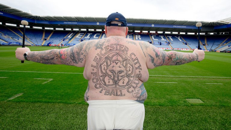 Огромното му туловище е покрито със 150 татуировки на Лестър, а от най-голямата от тях, която е на гърба, ни гледа лисицата от емблемата на клуба.
