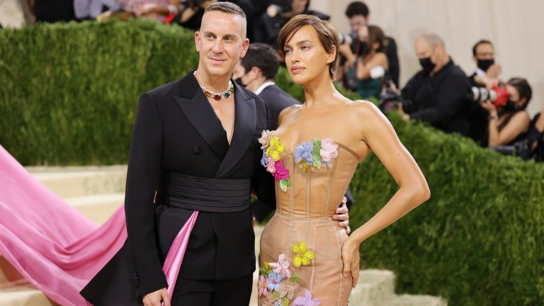 Ирина ШейкРоклята ѝ с "гол" ефект е на Moschino.