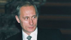 Руският президент е бил по-скоро обикновен чиновник, вместо безстрашния агент на КГБ, който Кремъл иска да си представяме