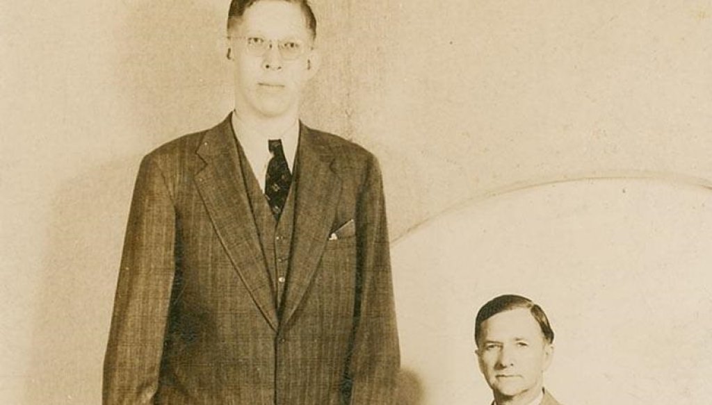 Robert_Wadlow_postcard