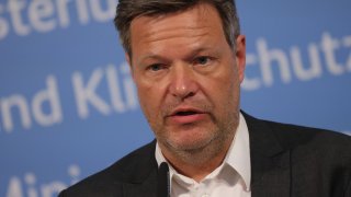 Икономическият министър Роберт Хабек мотивира действията с гарантирането на енергийната сигурност на страната