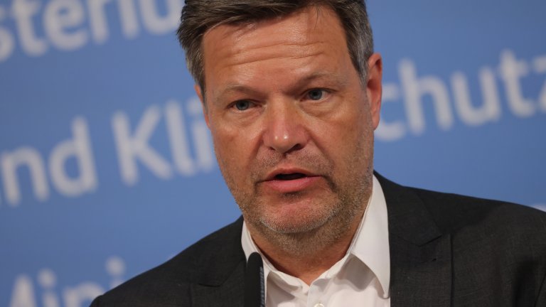 Икономическият министър Роберт Хабек мотивира действията с гарантирането на енергийната сигурност на страната