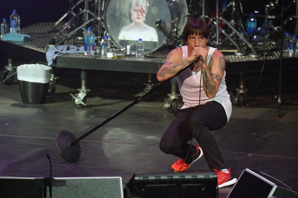 Баща му има опитомен вълк, който се казва Howlin`Wolf.