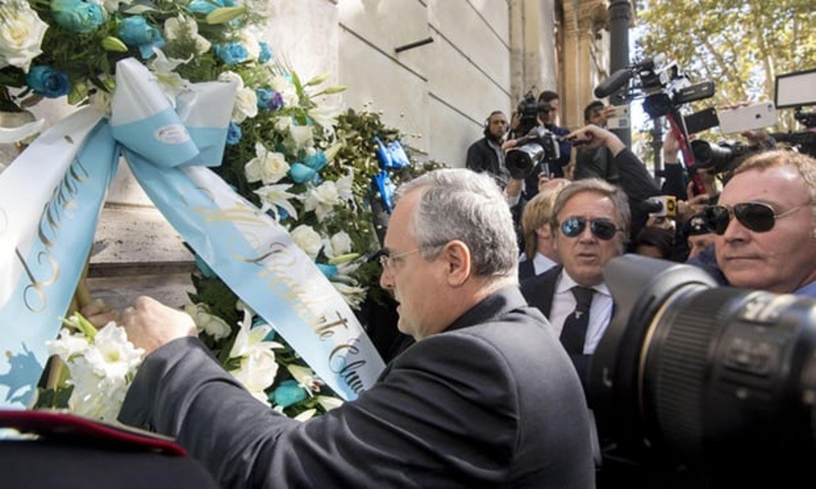 Клубът и Серия А със сериозни мерки срещу антисемитизма. Президентът на клуба Клаудио Лотито положи венец пред Римската синагога в памет на жертвите от Холокоста.