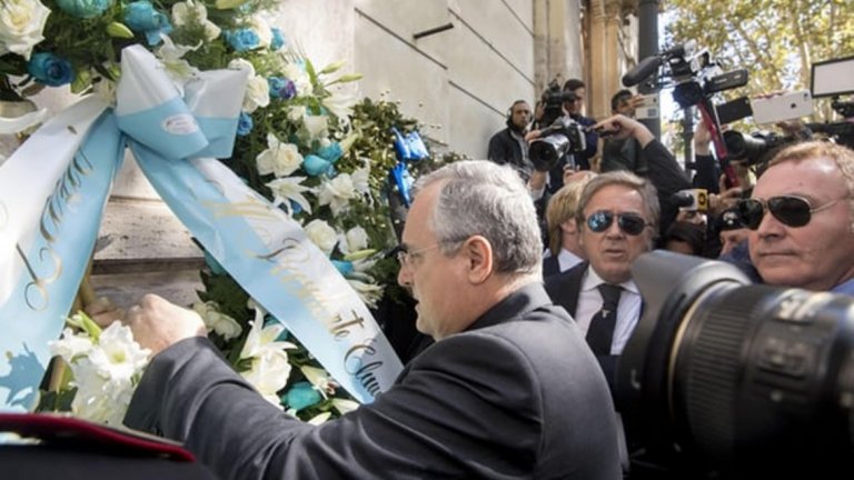 Клубът и Серия А със сериозни мерки срещу антисемитизма. Президентът на клуба Клаудио Лотито положи венец пред Римската синагога в памет на жертвите от Холокоста.