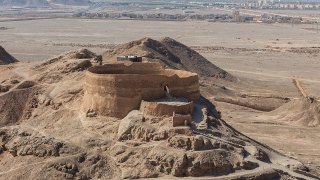 Torre_del_silencio,_Yazd,_Irán,_2016-09-21,_DD_65