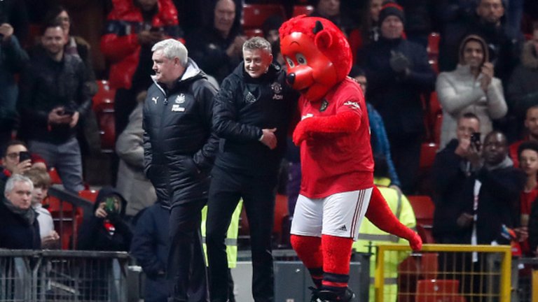 2. Манчестър Юнайтед показа, че може да е безкомпромисен
Юнайтед продължава да играе на приливи и отливи и след загубата от Уотфорд разгроми Нюкасъл с 4:1. Подобно непостоянство внася допълнителен заряд във всеки мач на „червените дяволи“, но Оле Гунар Солскяер няма да получи още много време, ако продължава в този дух. И все пак, срещу „свраките“ си проличаха няколко силни страни на „дяволите“. Всеки от нападателното трио Маркъс Рашфорд, Мейсън Грийнууд и Антони Марсиал успя да се разпише срещу Нюкасъл, като французинът наниза два. Рашфорд вече има 11 гола във Висшата лига от началото на сезона, което е повече, отколкото отбеляза във всичките си предишни кампании. Преди градското дерби със Сити на 7 януари за Купата на лигата, Юнайтед има мачове с Бърнли и Арсенал във Висшата лига и с Уулвърхемптън за ФА Къп. В тези три мача Солскяер трябва да стегне юздите, да постигне това постоянство и защо не да шокира още веднъж Пеп Гуардиола и тима му, както го направи по-рано през този месец? Вече видяхме, че „гражданите“ не са това страшилище, което бяха през изминалите няколко години.