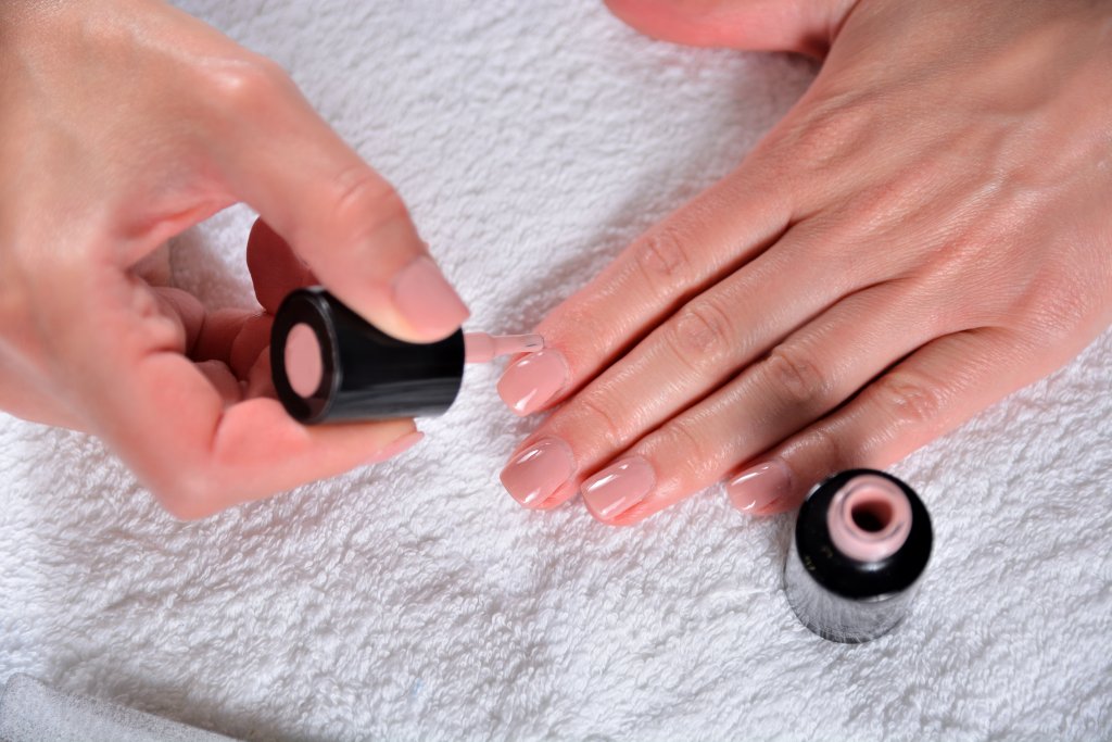 Телесен лак за ноктиЗнаем, че от жените в кралското семейство се изисква да носят телесен лак за нокти, макар и вече да се правят изключения от това правило. Неутралният лак изглежда стилен и ненатрапчив, но има още една причина да е предпочитан - телесните цветове не се износват толкова лесно и дори и леко да се обелят, не си личи прекалено много до подновяването на цвета.