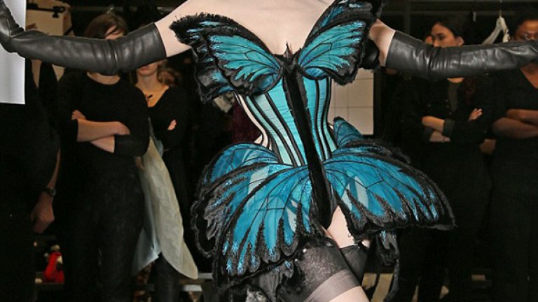 С такава "пеперуда" - Дита фон Тийз, облечена от Готие, акцията щеше да е къде къде по-ефектна