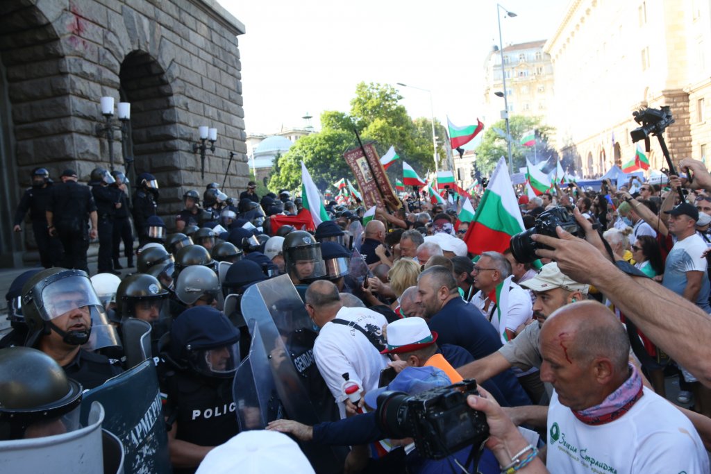 "Велико народно въстание": Напрежение на площaда и лют спрей срещу протестиращите