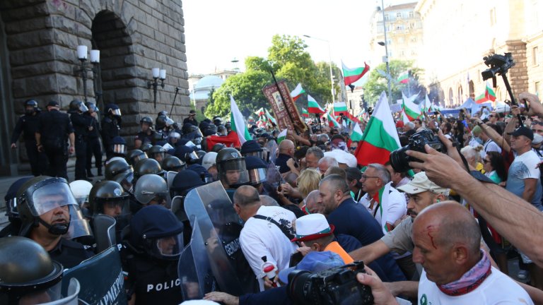 "Велико народно въстание": Напрежение на площaда и лют спрей срещу протестиращите