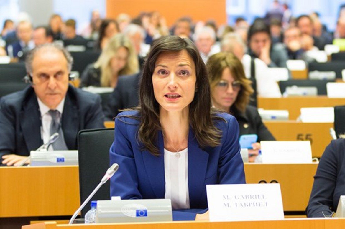 Започва изслушването на номинирания български еврокомисар Мария Габриел в европейския парламент. 