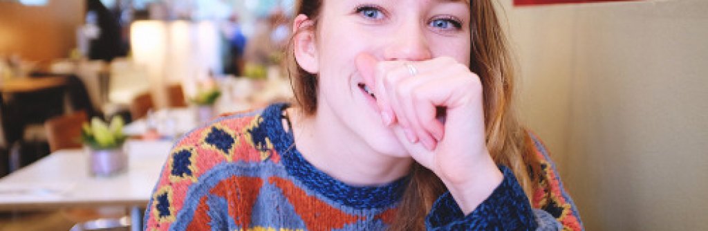 Започва да свири на китара, когато е на 14