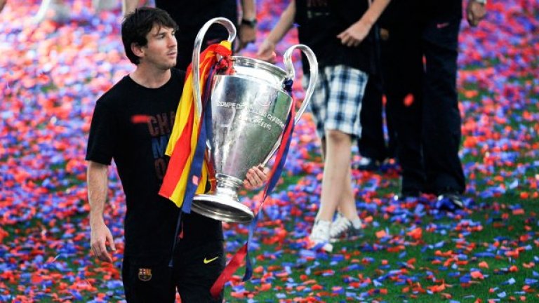 Лионел Меси с една от последните купи, спечелени от него и Барселона - тази от Шампионската лига