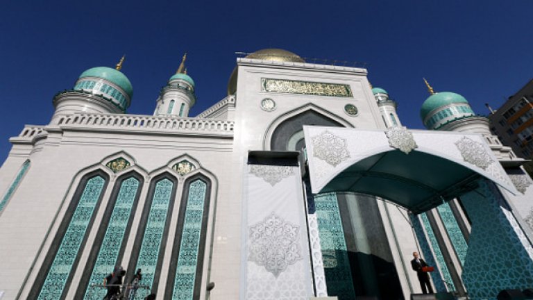 Въпреки откриването, Москва има остра нужда от джамии. Смята се, че там само по време на празници около Съборна джамия се събират 100 000 души