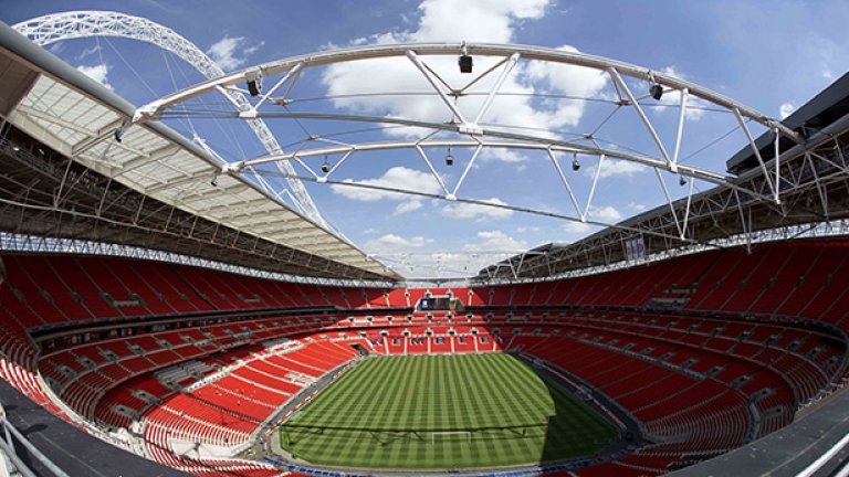 "Уембли" е наричан Храм на футбола и това не е случайно. Стадионът с двете кули като символ вече го няма, но заместникът му е огромен красавец, който вече прие финали в Шампионската лига и турнирите в Англия. Тази арена е избрана от феновете за №1 като най-мечтано място да са на мач в събота. 