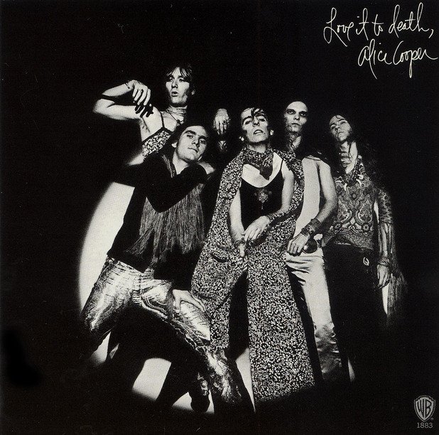 Албумът Love It to Death (1971) на Алис Купър 

Това, което всъщност виждаме в центъра на изображението, е палецът на Алис Купър. Заради вероятността някой да помисли, че вижда друго, цялата ръка на Алис Купър е "премахната" от изображението.