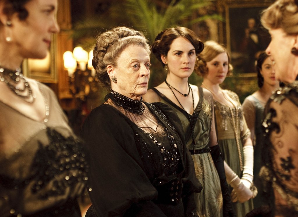 \"Downton Abbey\" 
Всички стари персонажи ще се появят отново, освен убитите. Историята подхваща от 1927 година (където сериалът приключи) като има само романтика без никой да е в затвора. 