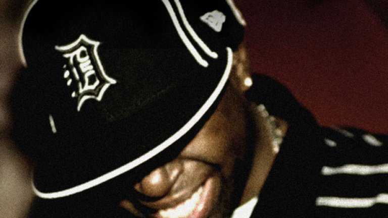 Donuts (2006)
J Dilla
Преди да умре от рядко заболяване на кръвта на 32 години, Джеймс Дюит Янси — J Dilla — бе любимият продуцент на любимия ви продуцент. И Donuts бе неговата най-страхотна творба: неангажиращ, противоречив и умело композиран. Той е изцяло съставен от препокриващи се семпли и нетрадиционни ритми - без да изрече и дума, J Dilla създаде албум, който все още има да каже много неща.