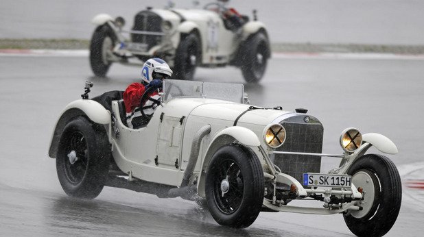 Mercedes-Benz SSK (1927-1932)
SSK означава Super Sport Kurz и роудстърът е последният модел на марката, създаден от Фердинанд Порше преди той да основе компанията Porsche. Моделът е оборудван с компресорен 6-цилиндров двигател, а SSK е един от най-желаните автомобили в цял свят за този период и е предвестник на ерата на „Сребърните стрели” от 30-те години.