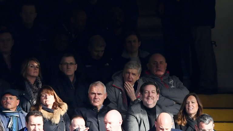 4.Арсен Венгер не е прочут с тактическата си изобретателност, но в този мач опита нещо различно. Той се отказа от предпочитаната схема 4-2-3-1 в началото на мача и пробва 4-3-3, която трябваше да даде повече стабилност в центъра с Алекс Иуоби до Окслейд-Чембърлейн и Франсис Коклен зад тях. Идеята сработи донякъде, въпреки получения първи гол. През второто полувреме Венгер искаше да даде по-централна роля на Йозил и затова се върна към 4-2-3-1, отборът се откри твърде много и получи втория гол.